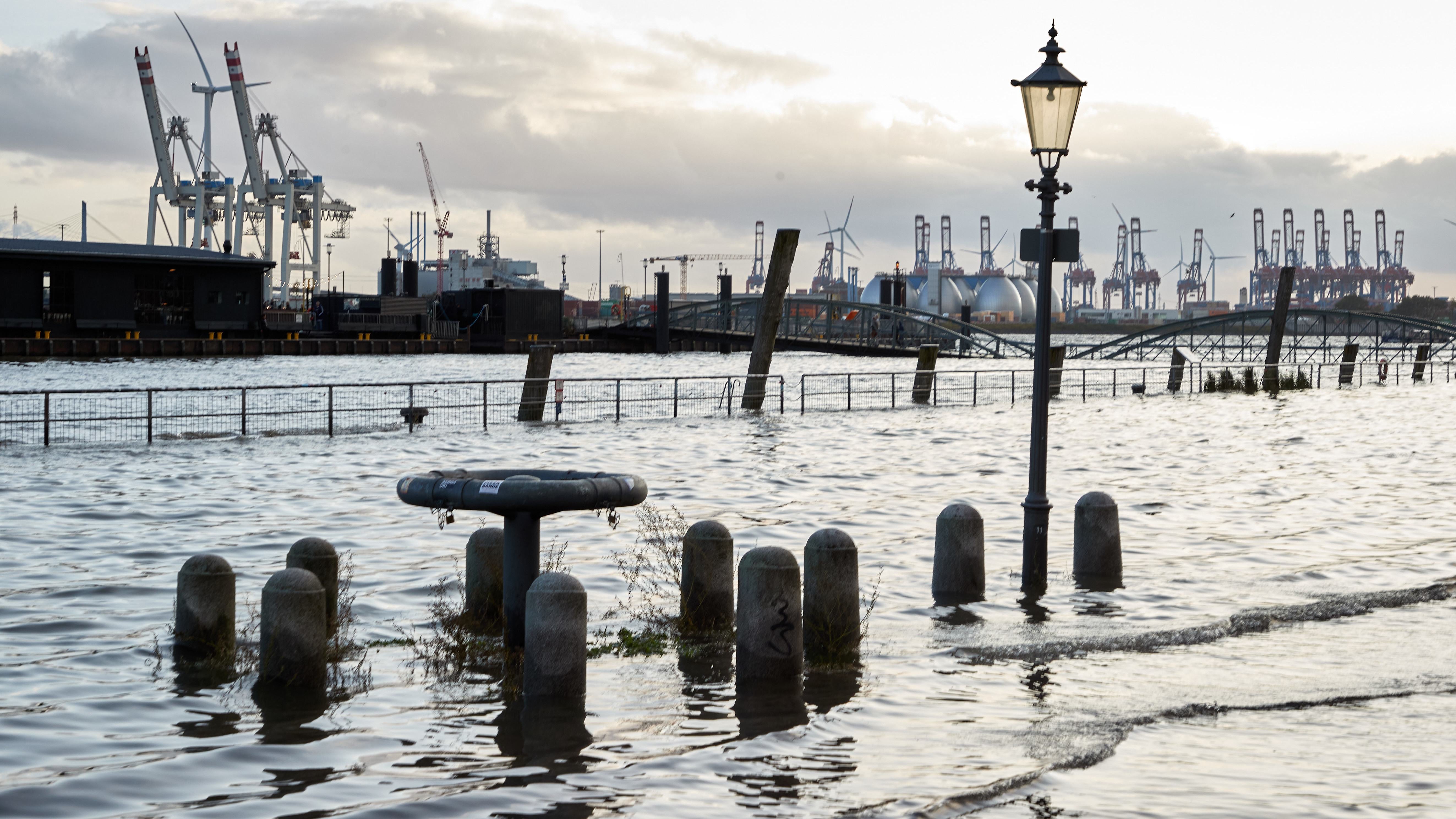 Sturmflut überspült Hamburger Fischmarkt